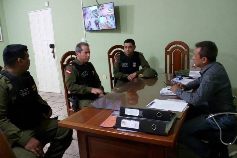 Óbidos é o primeiro município do Baixo Amazonas a receber o projeto "Comando Itinerante". Idealizado pelo Comando de Policiamento Regional I (CPR I), a iniciativa abrange 13 municípios da região. O objetivo, segundo a PM, é transferir por um período determinado a gestão administrativa do Comando, aproximando-o dos Batalhões e Companhias Independentes, sob sua jurisdição, bem como da população. De acordo com o comandante do CPR 1, coronel Heldson Tomaso, uma parte do staff da PM do comando vai para os municípios, com o objetivo de verificar "in loco" toda a parte estrutural dos Batalhõe e Companhias, bem como fazer a fiscalização do efetivo, viaturas, combustível e outros pontos. Na foto, reunião do staff do comando com o prefeito de Óbidos, Chico Alfaia (d).
FOTO: SAMUEL ALVARENGA / AG PARÁ
DATA: 25.02.2018
ÓBIDOS - PARÁ <div class='credito_fotos'>Foto: SAMUEL ALVARENGA/AG.PARÁ | <a href='/midias/2018/originais/b2ff3a68-4ead-4808-b766-d1677ac20055.jpg' download><i class='fa-solid fa-download'></i> Download</a></div>