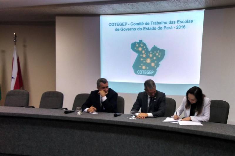 O Comitê de Trabalho das Escolas de Governo do Estado do Pará (Cotegep) está oficializado desde segunda-feira (5), quando gestores e representantes de órgãos federais, estaduais e municipais se reuniram no auditório da Escola de Governança Pública do Estado (EGPA) para a assinatura conjunta de um Protocolo de Intenções. O Comitê começou suas atividades debatendo a elaboração da Rede Amazônica das Escolas de Governao (Rameg), lançada em agosto de 2013, por ocasião dos 10 anos de criação da autarquia paraense. Com o objetivo de viabilizar, com maior eficácia e agilidade, a participação e o acesso do funcionalismo público a ações, programas e projetos de formação, desenvolvimento e qualificação profissional, além de intermediar o acesso à estrutura física e instrutoria a programas realizados por seus integrantes, o Comitê, até ser formalizado, atuava informalmente.
FOTO: RAFAEL SANTOS / ASCOM TCM
DATA: 07.02.2018
BELÉM - PARÁ <div class='credito_fotos'>Foto: RAFAEL SANTOS / ASCOM TCM | <a href='/midias/2018/originais/b3044c89-3344-41db-950f-154718c3e840.jpg' download><i class='fa-solid fa-download'></i> Download</a></div>