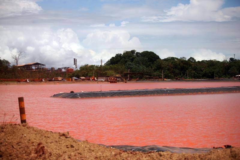 Por conta do não cumprimento do prazo de 48 horas dado pelo Governo do Estado para que a Hydro (foto) reduzisse os níveis das bacias de resíduos ao nível de pelo menos um metro, a Secretaria de Meio Ambiente e Sustentabilidade (Semas) notifica a empresa, na manhã desta terça-feira (27), com a determinação de que reduza a produção da refinaria em 50%. A Semas também triplicará a multa definida anteriormente, cumprindo a legislação ambiental em vigor, chegando a cerca de R$ 1 milhão por dia de descumprimento (300 mil Unidades de Padrão Fiscal). A empresa informou formalmente que reduziu os índices, mas não integralmente no total determinado de um metro. A determinação de redução emitida pela Semas reforça ainda que devem ser mantidos e ampliados os esforços para tratamento dos efluentes e de redução dos níveis das bacias. As equipes da Semas permanecem em campo 24 horas, trabalhando em conjunto com a Defesa Civil e outros órgãos, monitorando a situação.
FOTO: IGOR BRANDÃO / AG. PARÁ
DATA: 24.02.2018
BARCARENA - PARÁ <div class='credito_fotos'>Foto: IGOR BRANDÃO / AG. PARÁ | <a href='/midias/2018/originais/b3105f20-ed71-4d65-a550-dc39cf44bb36.jpg' download><i class='fa-solid fa-download'></i> Download</a></div>