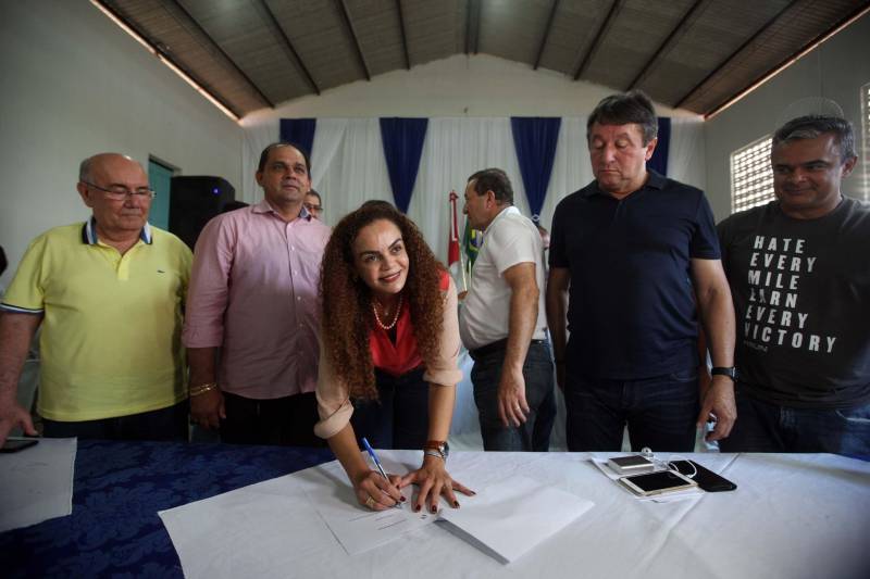 Já durante o evento em Augusto Corrêa, realizado no Centro Nossa Senhora de Nazaré e no Hospital Municipal, o prefeito Filho Barreto lembrou que o município sempre foi beneficiado com obras pela gestão estadual. Desta vez, além do investimento de quase R$ 2 milhões em 4 km de pavimentação, o Governo do Pará também conseguiu um convênio para o asfaltamento da PA-462, que liga o município à Viseu, e ainda a reforma de duas escolas estaduais, o que totaliza cerca de R$ 35 milhões em recursos. A parceria foi firmada por meio de ordem de serviço (OS) assinada pela secretária extraordinária dos Municípios Sustentáveis, Izabela Jatene (foto) e dos prefeitos dos três municípios.
FOTO: SIDNEY OLIVEIRA / AG. PARÁ
DATA: 14.06.2018
AUGUSTO CORRÊA - PARÁ <div class='credito_fotos'>Foto: Sidney Oliveira/Ag. Pará | <a href='/midias/2018/originais/b3164b8f-cde0-4d3f-ac04-5fabbfee893e.jpg' download><i class='fa-solid fa-download'></i> Download</a></div>