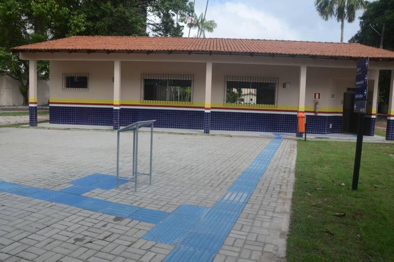 A Escola de Ensino Fundamental e Médio Raimundo Vera Cruz, localizada às margens da BR-316, no município de Ananindeua (Região Metropolitana de Belém), recebeu nesta quarta-feira (19) alunos, coordenadores, professores e toda a equipe responsável pela obra de reforma, e agora integra o grupo de mais 11 estabelecimentos de ensino entregues somente em dezembro no Pará. O prédio tem vários anexos, e todos passaram por total reestruturação. Com 12 salas de aula, a escola dispõe ainda de laboratório de informática e laboratório multidisciplinar, além de sala de atendimento especializado, auditório, quadra poliesportiva e um amplo e climatizado refeitório. Tudo dentro dos padrões de acessibilidade.

FOTO: RAI PONTES / ASCOM SEDUC
DATA: 19.12.2018
ANANINDEUA - PARÁ <div class='credito_fotos'>Foto: Rai Pontes/Ascom Seduc   |   <a href='/midias/2018/originais/b31a782b-e743-4225-9f1d-0c5e091c1b85.jpg' download><i class='fa-solid fa-download'></i> Download</a></div>