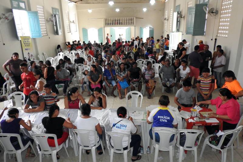 Começou nesta segunda-feira (19) e segue até o dia 21, no município de Augusto Corrêa, na Região do Salgado, as ações do Pro Paz Cidadania. Os atendimentos à população ocorreram em dois dias, simultaneamente, no Centro de Nazaré e no Instituto Casa da Fraternidade, no bairro Nazaré. Os moradores da cidade puderam solicitar a emissão de registro geral (RG), CPF, Certidão de Nascimento (1ª e 2ª via), Identidade Jovem (Id jovem) e Identidade de Nome Social, assim como aconselhamento jurídico. A maior procura é por RG e Certidão de Nascimento, justamente um dos focos da caravana que é reduzir os sub-registros.
FOTO: CARLOS SODRÉ / AG. PARÁ
DATA: 19.03.2018
AUGUSTO CORRÊA - PARÁ <div class='credito_fotos'>Foto: Carlos Sodré/Agência Pará | <a href='/midias/2018/originais/b3356204-20ee-47fe-9532-ad9a556d5ef0.jpg' download><i class='fa-solid fa-download'></i> Download</a></div>