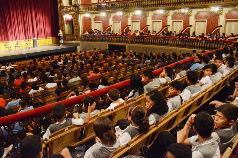 Dois grupos artísticos da Fundação Carlos Gomes, que trabalham com repertório popular, serão as atrações da edição de abril do Projeto Concertos Didáticos. Realizado no Theatro da Paz, o projeto terá pela manhã a apresentação dos músicos do Quaternura, um quarteto formado por professores do Instituto Estadual Carlos Gomes. À tarde, o Trio Raízes levará aos estudantes um repertório de músicas brasileiras. O Quaternura foi formado há quase 20 anos, com o objetivo de resgatar a história da música popular brasileira. Os músicos tocam composições de importantes artistas nacionais eruditos, como Heitor Villa Lobos, e canções de compositores brasileiros que se tornaram grandes expressões da tradição cultural do País. Formado em 2009 por Joelson Silva, o Trio Raízes é um grupo instrumental que atua com um repertório bem eclético, que inclui samba, bossa, chorinho e carimbó. Nas outras edições do projeto, o grupo cativou o público com músicas conhecidas pelos estudantes.
FOTO: ELISEU DIAS / AG PARÁ
DATA: 19.04.2018
BELÉM - PARÁ <div class='credito_fotos'>Foto: Eliseu Dias/Ag. Pará | <a href='/midias/2018/originais/b33a1304-1392-4c01-9aa6-457760ab72e2.jpg' download><i class='fa-solid fa-download'></i> Download</a></div>