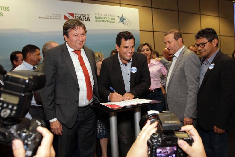 O primeiro dia do Fórum Permanente de Prefeitas e Prefeitos dos Municípios Sustentáveis contou com a participação de 85 prefeitos , 17 vices e 21 secretários municipais dos 141 municípios manifestaram interesse em adotar as diretrizes do programa. Para o governador Simão Jatene, esta grande participação simboliza a união de agentes públicos que colocaram os interesses coletivos acima dos interesses individuais para construir um estado melhor para todos. Com o tema “Gestão Compartilhada”, o evento traz as experiências e os desdobramentos das agendas governamentais que foram planejadas em parceria com as gestões municipais. Através da Secretaria Extraordinária de Municípios Sustentáveis (Semsu) Governo do Pará, por meio da Semsu, investe na capacitação dos municípios para a promoção de uma gestão fiscal eficiente. Para Izabela Jatene, este primeiro dia serviu para sinalizar o quanto os gestores estão preocupados com o equilíbrio da questão fiscal dos municípios e em desenvolver uma governança compartilhada para desenvolver seus municípios.
FOTO: CRISTINO MARTINS / AG. PARÁ
DATA: 07.02.2018
BELÉM - PARÁ <div class='credito_fotos'>Foto: Cristino Martins/Ag. Pará | <a href='/midias/2018/originais/b33b8bc7-18a5-4651-bbf0-325520171bb4.jpg' download><i class='fa-solid fa-download'></i> Download</a></div>