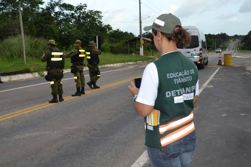 O Departamento de Trânsito do Pará (Detran) e instituições que compõem a Secretaria de Segurança Pública e Defesa Social (Segup) intensificaram as ações de educação e fiscalização durante a Operação Carnaval 2018, no município de Salinópolis. Blitz educativa, barreiras e ações ostensivas em diversos turnos fazem parte da operação que começou na última quarta-feira (7). Em parceria com a Polícia Rodoviária Estadual (PRE), as ações educativas se concentram na barreira localizada na PA-124, acesso ao município. Dez agentes de educação realizam abordagens preventivas e orientam os condutores com relação a práticas seguras no trânsito. “Estamos atentos para identificar qualquer irregularidade que venha comprometer a segurança das pessoas que se deslocam pela rodovia”, afirmou o sargento Josenias Costa.
FOTO: ASCOM / DETRAN
DATA: 10.02.2018
SALINÓPOLIS - PARÁ <div class='credito_fotos'>Foto: ASCOM / DETRAN | <a href='/midias/2018/originais/b3400077-cc45-443a-bf8b-228c5b76d6e3.jpg' download><i class='fa-solid fa-download'></i> Download</a></div>