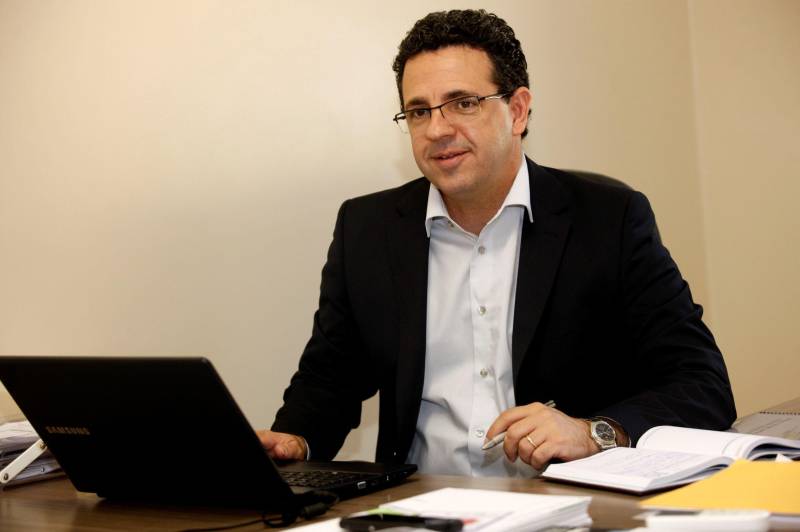 Responsável pela assistência de média e alta complexidade, o Hospital Regional Público do Leste (HRPL), em Paragominas, nordeste paraense, completará um ano de pleno funcionamento no dia 4/8. Na foto, o diretor Executivo do HRPL, Júlio César Garcia.

FOTO: CLÁUDIO SANTOS / AG. PARÁ
DATA: 31.07.2015
PARAGOMINAS - PARÁ <div class='credito_fotos'>Foto: Cláudio Santos/ Ag. Pará   |   <a href='/midias/2018/originais/b34c2ced-e344-467c-b54c-008984664e21.jpg' download><i class='fa-solid fa-download'></i> Download</a></div>