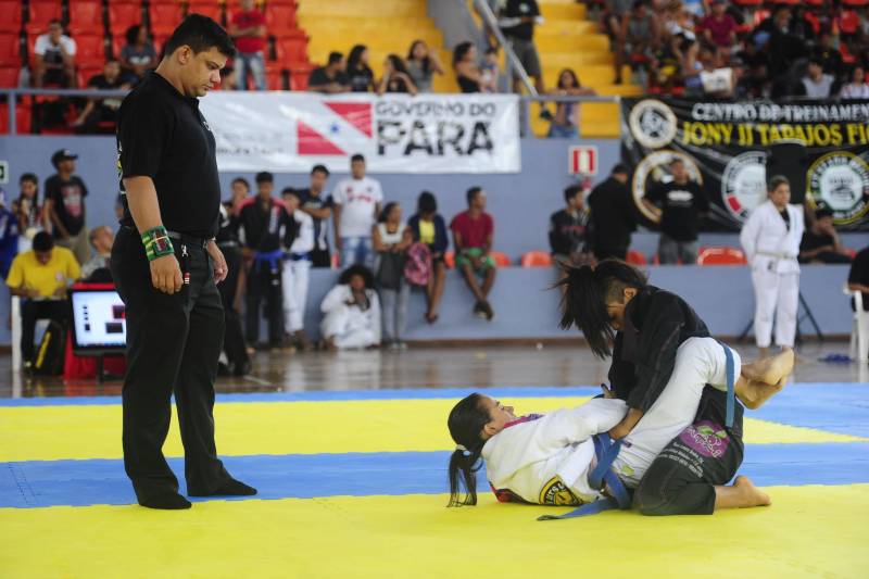 Mais de mil atletas participaram do campeonato Sul-Americano de Jiu-Jitsu Esportivo, realizado neste domingo (25), no Mangueirinho. O evento é parte do calendário da Confederação Brasileira da modalidade e valeu pontos para o ranking nacional, sendo também classificatório para o Mundial de Jiu-Jitsu de 2018.
FOTO: LEANDRO SANTANA / ASCOM SEEL
DATA: 25.03.2018
BELÉM - PARÁ <div class='credito_fotos'>Foto: LEANDRO SANTANA / ASCOM SEEL | <a href='/midias/2018/originais/b3600bf9-263a-49f1-83e4-ac53ae16f2e0.jpg' download><i class='fa-solid fa-download'></i> Download</a></div>