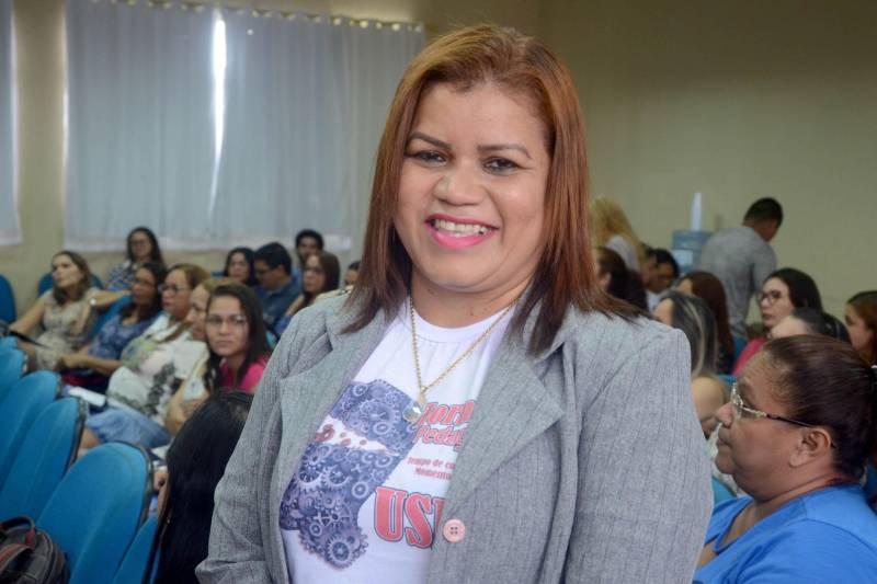 Com o tema “Tempo de conhecer, momento de transformar” começou nesta terça-feira (8) a jornada pedagógica da Unidade Seduc na Escola (USE) 7, em Belém. Professores e técnicos participam do evento, que qualifica profissionais para o atendimento especializado na educação especial, com ênfase no Transtorno de Espectro Autista (TEA). O Pará possui 7.983 alunos atendidos pela educação especial, matriculados regularmente na rede estadual de ensino. Destes, 1.187 possuem Transtorno de Espectro Autista. Para oferecer esse atendimento, há 1.700 servidores atuando na educação especial, em salas com recursos multifuncionais, dentro de unidades, centros e núcleos especializados, além de outras instituições conveniadas à Secretaria de Estado de Educação (Seduc). Na foto, a gestora da USE 7, Selma Azevedo.
FOTO: RAI PONTES / ASCOM SEDUC
DATA: 08.05.2018
BELÉM - PARÁ <div class='credito_fotos'>Foto: Rai Pontes/Ascom Seduc | <a href='/midias/2018/originais/b365b838-c497-4173-834e-0391776413b3.jpg' download><i class='fa-solid fa-download'></i> Download</a></div>
