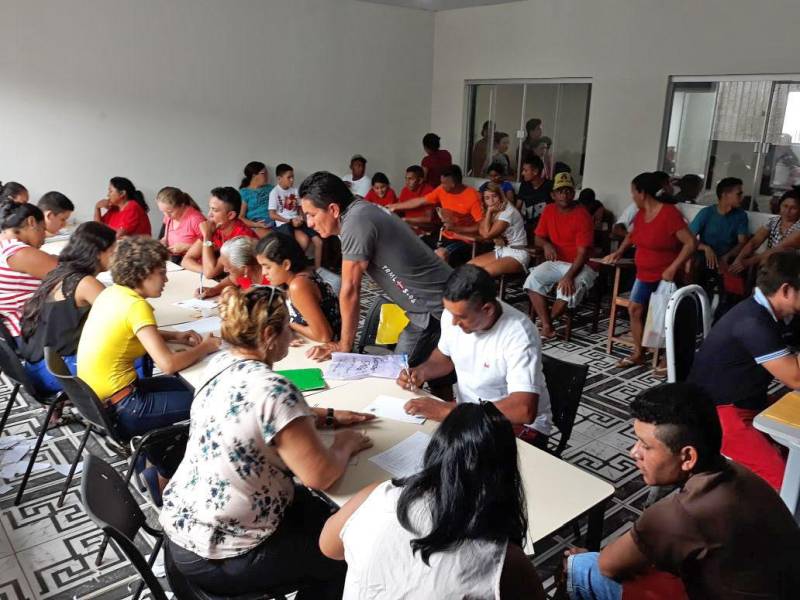 A caravana Pro Paz Cidadania despede-se hoje (09) do município de São João de Pirabas, nordeste paraense. Após dois dias de ação, o coordenador responsável pelas emissões das identidades jovens (Id jovem), destaca um saldo positivo de atendimentos a comunidade "Fizemos no domingo e na segunda ação em Pirabas e podemos contabilizar 1.500 atendimentos. A procura é muito grande principalmente por certidão de nascimento e rg, devido também ao fato de ser uma comunidade que trabalha com a pesca ou roçado, então, os documentos se perdem com mais facilidade. Estamos felizes por conseguir atender a demanda do município", finalizou Arnaldo Ampuero.
FOTO: ASCOM / PRO PAZ
DATA: 09.04.2018
SÃO JOÃO DE PIRABAS - PARÁ <div class='credito_fotos'>Foto: ASCOM PRO PAZ | <a href='/midias/2018/originais/b36658ff-ccb8-4626-9387-5a307f55b250.jpg' download><i class='fa-solid fa-download'></i> Download</a></div>