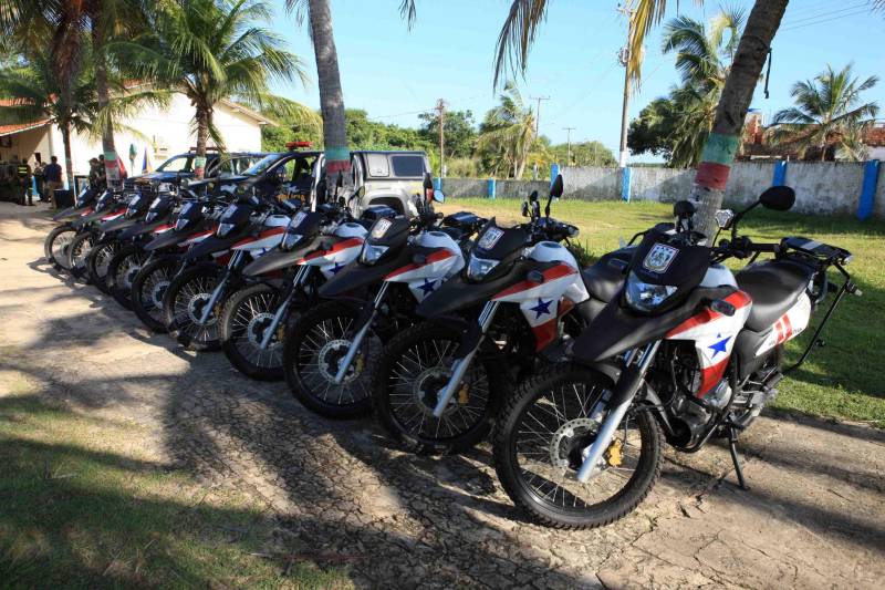 O município de Salinópolis, no nordeste do estado, recebeu nesta quinta-feira, 21, um reforço precioso para o período de férias que se aproxima. O governo do estado entregou 18 novos veículos para reforçar a segurança do município e cidades próximas.
FOTO: RODOLFO OLIVEIRA / AG. PARÁ
DATA: 21.06.2018
SALINÓPOLIS - PARÁ <div class='credito_fotos'>Foto: Rodolfo Oliveira/Ag. Pará | <a href='/midias/2018/originais/b3673873-ee31-4532-a72f-a0e4dfd2464d.jpg' download><i class='fa-solid fa-download'></i> Download</a></div>