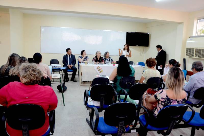 Representantes das áreas de Saúde e Educação participaram na sexta-feira (20) do "Encontro Atendimento Hospitalar e Domiciliar de Redes Públicas", realizado na Universidade do Estado do Pará (Uepa), em Belém. Voltado para gestores, professores e profissionais da Secretaria de Estado de Educação (Seduc), o evento discutiu políticas públicas, a fim de mapear o funcionamento dos atendimentos hospitalares e domiciliares na região. Implantada em 2003, no Hospital Ophir Loyola, a Classe Hospitalar e Atendimento Domiciliar (CHAD) funciona para que crianças hospitalizadas continuem o ano letivo, mesmo quando impossibilitadas de frequentar a escola. Atualmente, são atendidos 600 estudantes do ensino fundamental e do médio, em sete hospitais do Estado. A equipe técnica é formada por 32 professores itinerantes, psicólogos, assistentes sociais e fonoaudiólogos. Na foto, Eliana Vilhena (falando), integrante da equipe pedagógica do Atendimento Hospitalar e Domiciliar, ligada à Coordenadoria de Educação Especial (Coees), da Seduc.
FOTO: RAI PONTES / ASCOM SEDUC
DATA: 20.04.2018
BELÉM - PARÁ <div class='credito_fotos'>Foto: Rai Pontes/Ascom Seduc | <a href='/midias/2018/originais/b3692ba8-6acd-4317-b957-1c342271ad83.jpg' download><i class='fa-solid fa-download'></i> Download</a></div>
