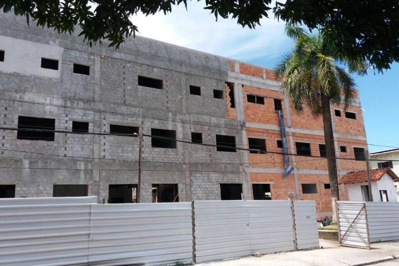 Um passo importante para expandir a rede pública de saúde do estado. As obras de construção de dois novos hospitais no nordeste do Pará já estão em estágio avançado. Ambos serão referência em atendimento na região: o Hospital Regional de Castanhal e o Hospital Materno-infantil de Capanema (foto).
FOTO: ASCOM SEDOP
DATA: 26.04.2018
CAPANEMA - PARÁ <div class='credito_fotos'>Foto: Ascom Sedop | <a href='/midias/2018/originais/b38012e6-3b98-4bd7-9bc4-36827dedba39.jpg' download><i class='fa-solid fa-download'></i> Download</a></div>