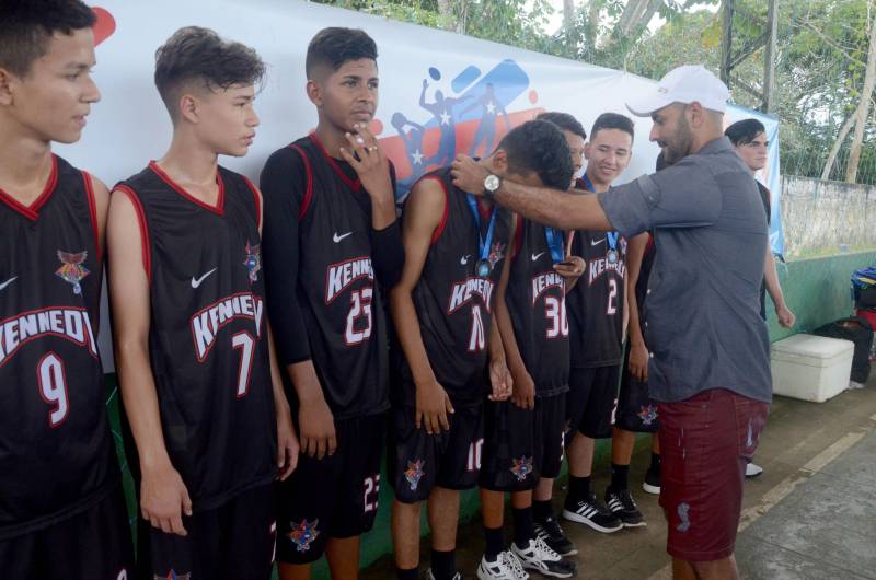 A etapa regional dos Jogos Estudantis Paraenses (Jeps), realizada de 16 a 19 de maio, no município de Igarapé-Açu, no nordeste do Estado, selecionou os times que vão disputar a etapa estadual, em junho, em Belém. Depois dos quatro dias de disputas, Castanhal foi apontada como a delegação que levará para a próxima etapa o maior número de times.
FOTO: RAI PONTES / ASCOM SEDUC
DATA: 20.05.2018
IGARAPÉ-AÇU - PARÁ <div class='credito_fotos'>Foto: Rai Pontes/Ascom Seduc | <a href='/midias/2018/originais/b389c294-92e2-4c08-9818-5a248f58fe41.jpg' download><i class='fa-solid fa-download'></i> Download</a></div>
