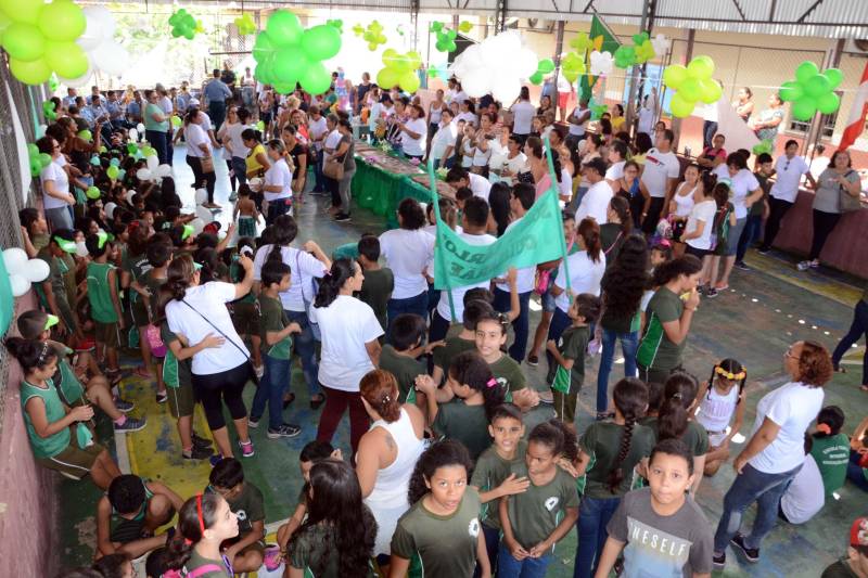 A Escola Estadual de Ensino Fundamental Doutor Carlos Guimarães, no bairro da Marambaia, em Belém, comemorou 47 anos de fundação, nesta quarta-feira (28), com uma programação festiva que reuniu escola e comunidade. Logo cedo, familiares acompanharam a caminhada de alunos e professores pelas ruas do entorno da escola. O tema escolhido para as comemorações foi “Paz e Amor ao Próximo”. A programação contou com a apresentação da Banda da Polícia Militar (PM), animando a criançada com músicas com temáticas infantis. Na foto, um bolo gigante com dez metros de comprimento foi servido aos presentes após o “parabéns pra você” animado pela banda da PM.
FOTO: ELISEU DIAS / ASCOM SEDUC
DATA: 28.03.2018
BELÉM - PARÁ <div class='credito_fotos'>Foto: Eliseu Dias/Ag. Pará | <a href='/midias/2018/originais/b38bb684-cc07-485c-9b5c-f84fb55a9e5b.jpg' download><i class='fa-solid fa-download'></i> Download</a></div>