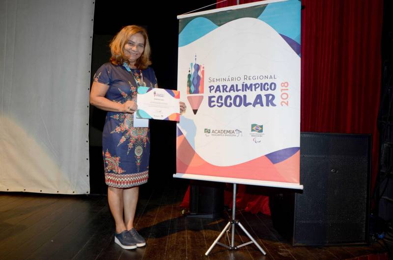 A Academia Paralímpica Brasileira (APB), órgão ligado ao Comitê Paralímpico Brasileiro (CPB), encerrou, na tarde de sexta-feira, 23, em Belém, o I Seminário Regional Paralímpico Escolar, que reuniu profissionais de áreas como Educação e Educação Física dos Estados do Pará, Maranhão, Tocantins e Amapá em três dias de discussões, cursos, palestras, mesas redondas, entre outras atividades, que ocorreram no teatro Margarida Schiwasappa, do Centur. Na foto, a coordenadora do Núcleo de Esporte e Lazer (NEL) da Secretaria de Estado de Educação (Seduc), Ana Glória Guerreiro.
FOTO: RAI PONTES / ASCOM SEDUC
DATA: 23.03.2018
BELÉM - PARÁ <div class='credito_fotos'>Foto: Rai Pontes/Ascom Seduc | <a href='/midias/2018/originais/b38d4040-dafd-4dca-bc92-25f1101441a4.jpg' download><i class='fa-solid fa-download'></i> Download</a></div>