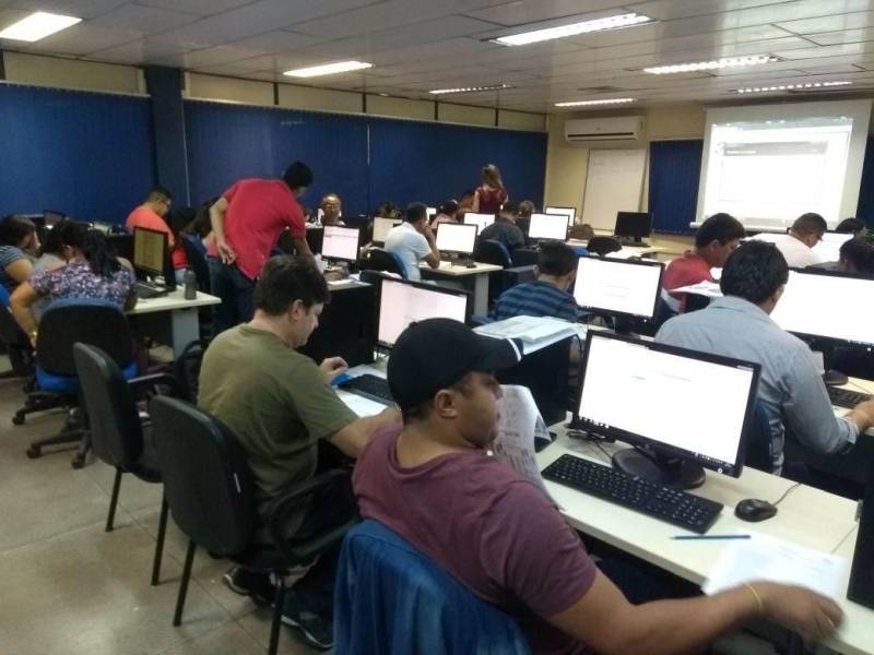 A Polícia Civil formou nesta sexta-feira (27), a turma de 28 servidores públicos de prefeituras do interior do Pará. Todos vão atuar como identificadores civis e criminais, colocando em prática os conhecimentos sobre emissão de carteiras de identidade nos municípios onde trabalham e pesquisa de dados criminais de pessoas com passagem pela polícia. A conclusão do Treinamento de Identificador Civil e Criminal ocorreu com a entrega dos certificados, no auditório da Delegacia-Geral de Polícia Civil, em Belém. O treinamento, que teve três semanas de duração, é resultado de uma parceria entre a Academia da Polícia Civil (Acadepol) e a Diretoria de Identificação "Enéas Martins" (Didem).
FOTO: ASCOM / POLÍCIA CIVIL
DATA: 27.04.2018
BELÉM - PARÁ <div class='credito_fotos'>Foto: Ascom / Polícia Civil | <a href='/midias/2018/originais/b38ed47a-924c-49b1-912a-df18ceb0bd1a.jpg' download><i class='fa-solid fa-download'></i> Download</a></div>