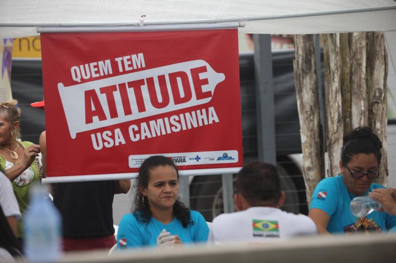 Aos 22 anos, Cláudio Cardoso está desempregado e procura um trabalho para sustentar o filho. Neste domingo (11) ele aproveitou a presença da Caravana Pro Paz no município de Barcarena, distante 15 quilômetros da capital, para retirar seus documentos e até aproveitou para cortar os cabelos. Na segunda-feira (12) pretende sair em busca de um emprego. Ele é um dos mil beneficiados pelos atendimentos feitos na cidade pela Caravana Pro Paz, uma ação do Governo do Pará, que busca garantir o acesso da população mais carente a serviços de atenção às necessidades básicas do cidadão, como atendimentos médicos, exames, vacinação, entre outros, com ações de mobilização em diversas regiões e municípios, a fim de fortalecer a cidadania paraense. “Os documentos e aparências são muito importantes para conseguir um trabalho, por isso estou aproveitando para fazer tudo para na segunda-feira continuar procurando emprego”, comentou Claudio. Ele está separado e quer encontrar um trabalho para sustentar o filho. A Caravana Pro Paz está iniciando os trabalhos em 2018 por Barcarena, nas comunidades de Vila Nova, Bom futuro e Burajuba afetadas pelo transbordamento de rejeitos da Hydro Alunorte, no início deste mês. Os serviços de retirada de documentos (Certidão de Nascimento, RG, Registro Social, ID Jovem), atendimento médico (pediatria, ginecologia e clínica geral), consulta jurídica, exames vacinas e cortes de cabelo foram ofertados em parceria com a Prefeitura do município.
FOTO: IGOR BRANDÃO / AG PARÁ
11.03.2018
BARCARENA - PARÁ <div class='credito_fotos'>Foto: IGOR BRANDÃO / AG. PARÁ | <a href='/midias/2018/originais/b390739b-7b3e-4769-a5e6-de925264330c.jpg' download><i class='fa-solid fa-download'></i> Download</a></div>