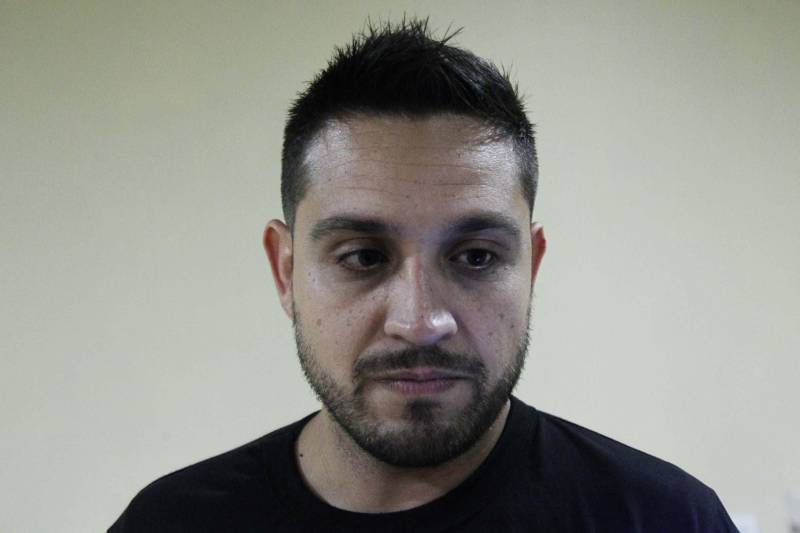 A Superintendência do Sistema Penitenciário do Estado (Susipe) determinou a proibição de uso de celulares por agentes públicos nas unidades prisionais de todo o Estado. A medida tem a finalidade de garantir maior segurança nas unidades penais e impedir a exposição de imagens e vídeos captados no interior das casas penais e o compartilhamento pelas redes sociais, de forma indevida. A Portaria de recomendação Nº 50/2018 entrou em vigor no último dia 26 de janeiro. Os aparelhos dos servidores devem a partir de então ficar guardados nas portarias dos centros de recuperação até o fim do expediente ou plantão. Para a comunicação urgente, os servidores poderão utilizar os telefones fixos e móveis da unidade prisional. Na foto, o diretor do CRPP II, Fabrício Martins.
FOTO: AKIRA ONUMA
DATA: 07.02.2018
BELÉM - PARÁ <div class='credito_fotos'>Foto: Akira Onuma / Ascom Susipe | <a href='/midias/2018/originais/b390deb5-18e0-43fd-88e3-f34aa2645c5e.jpg' download><i class='fa-solid fa-download'></i> Download</a></div>