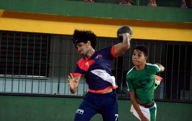 No momento em que os Jogos Estudantis Paraenses (Jeps) atingem a marca histórica de 60 anos, o município de Mocajuba (foto), na Região do Baixo-Tocantins, está em festa ao sediar, desde a quarta-feira, 16, as competições regionais do evento estudantil.
FOTO: ELISEU DIAS / ASCOM SEDUC
DATA: 17.05.2018
MOCAJUBA - PARÁ <div class='credito_fotos'>Foto: Eliseu Dias / Ascom Seduc | <a href='/midias/2018/originais/b3955453-5931-431d-873f-679d7a9f4eb2.jpg' download><i class='fa-solid fa-download'></i> Download</a></div>