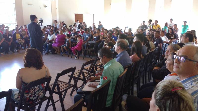 Lideranças comunitárias participaram nesta quinta-feira, 07, na Vila dos Cabanos, em Barcarena, de uma reunião pública com representantes do Governo do Estado. Dois secretários estaduais, de Saúde e de Meio Ambiente e Sustentabilidade, além do vice-presidente da Companhia de Desenvolvimento Econômico (Codec) dialogaram com 125 representantes de comunidades as propostas do governo nas áreas de Saúde, Meio Ambiente e Socioeconomia para questões que envolvem o acidente ambiental da empresa mineradora Hydro, na região. Vitor Mateus e Thales Belo (foto), respectivamente, titulares das pastas de Saúde e Meio Ambiente, e Eduardo Klautau, da Codec, responderam à dúvidas e questionamentos dos moradores de 18 comunidades da região: Ilha do Capim, Vila Beja, Itupanema, Ilha das Onças, São José, Laranjal, Curuperé, Acuí, Conde, Vila Nova, Bom Futuro, Renascer com Cristo, Barcarena Sede, Jardim Paraíso, Jardim São José, Bairro Industrial, Vila dos Cabanos e Aicaraú. Estavam presentes ainda representantes da Secretaria de Assistência Social (Seaster).
FOTO: RODOLFO OLIVEIRA / AG. PARÁ
DATA: 07.06.2018
BARCARENA - PARÁ <div class='credito_fotos'>Foto: Rodolfo Oliveira/Ag. Pará | <a href='/midias/2018/originais/b3957557-68d8-4bb6-a247-3d890600650a.jpg' download><i class='fa-solid fa-download'></i> Download</a></div>