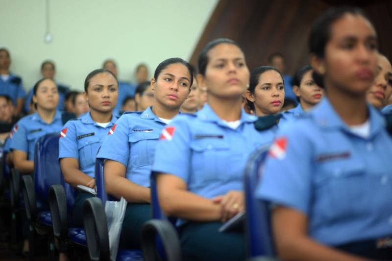 Cerca de 350 policiais femininas iniciaram, na manhã desta sexta-feira (23), no auditório da Universidade da Amazônia, o I Encontro de Mulheres Policiais. O evento faz parte das comemorações pelos 200 anos da Polícia Militar do Pará, celebrado em 2018. A proposta do encontro é proporcionar trocas de experiências profissionais e pessoais entre o efetivo feminino da Polícia Militar do Pará, levantando discussões de temas relacionados às questões do gênero. A ideia do encontro surgiu depois que a PMPA abriu um espaço no site da corporação, para que os internautas enviassem sugestões de eventos que pudessem marcar os 200 anos da instituição no Estado.
FOTO: THIAGO GOMES / AG. PARÁ
DATA: 23.03.2018
BELÉM - PARÁ <div class='credito_fotos'>Foto: Thiago Gomes /Ag. Pará | <a href='/midias/2018/originais/b395e5f5-4cf8-4f45-bde6-a9db6026fd45.jpg' download><i class='fa-solid fa-download'></i> Download</a></div>