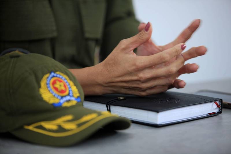 “Ser mulher é o primeiro desafio”. É assim que Erika Pereira (foto), a primeira mulher à frente do Comando de Policiamento da Capital II, descreve a sensação de fazer parte de uma corporação predominantemente formada por homens. A coronel é uma das cerca de 1.600 mulheres que atuam hoje na Polícia Militar (PM). Aos 41 anos, depois de 24 deles na PM, ela não se sente sozinha nessa missão e na ambição de ocupar cargos de liderança. 

FOTO: MÁCIO FERREIRA / AG. PARÁ
DATA: 27.05.2018
BELÉM - PARÁ <div class='credito_fotos'>Foto: MÁCIO FERREIRA/ AG. PARÁ   |   <a href='/midias/2018/originais/b396b3ac-c0db-4e73-ae0b-27851e7a09ca.jpg' download><i class='fa-solid fa-download'></i> Download</a></div>