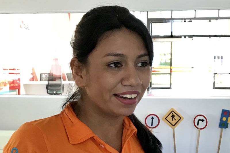 Euforia, emoção e muita gritaria. Cenário de milhões de pessoas durante a Copa do Mundo de Futebol. Toda essa efervescência de sentimentos e um clima quente, como o do Pará, contribuem para aumentar as queixas de gripes, problemas na garganta e dificuldades respiratórias. Por isso, fonoaudiólogos do Centro Integrado de Inclusão e Reabilitação (CIIR) orientam a população sobre cuidados com a voz durante os jogos. De acordo com a fonoaudióloga do CIIR, Ana Carolina Teixeira, a hidratação é o cuidado mais importante com a voz. “É preciso evitar a desidratação das pregas vocais. Tomar bastante água, em temperatura ambiente, é o melhor caminho. O ideal é deixarmos uma garrafa sempre por perto, para tomarmos de 15 em 15 minutos, pelo menos”, disse a especialista, ressaltando que alimentos apimentados, achocolatados e leite são propícios a gerar o conhecido “pigarro”. Na foto, a terapeuta ocupacional do Centro, Waléria Gonçalves.
FOTO: ASCOM / INDSH
DATA: 30.06.2018
BELÉM - PARÁ <div class='credito_fotos'>Foto: ASCOM / INDSH | <a href='/midias/2018/originais/b39e075f-0282-4de0-8d3f-643913c5a882.jpg' download><i class='fa-solid fa-download'></i> Download</a></div>