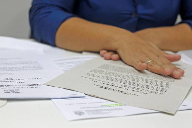 Por meio de portaria, publicada na edição desta quinta-feira (27), no Diário Oficial do Estado (DOE), a Superintendência do Sistema Penitenciário do Pará (Susipe) regulamenta (foto) o credenciamento de grupos religiosos e de apoio nos estabelecimentos prisionais. A medida tem como objetivo garantir à pessoa privada de liberdade os direitos constitucionais de liberdade de consciência, crença e expressão. Com base na Constituição Federal, na Resolução Nº 8, do Conselho Nacional de Política Criminal e Penitenciária e na Lei de Execução Penal que prevê assistência religiosa aos presos, bem como a liberdade de culto garantida dentro das casas penais, foi pensado um novo regimento que garanta a segurança dos religiosos, estabelecendo que os voluntários de cada religião possa se cadastrar na sede da Susipe e visitar todas as unidades prisionais do estado, ficando facultada a revista nas portarias apenas para os líderes religiosos, todos os outros membros são obrigados a passarem pela revista. Para cadastrar membros para trabalhos voluntários em presídios, as congregações religiosas precisam ter regulamento interno, formação jurídica e mais de dois anos de funcionamento.

FOTO: AKIRA ONUMA / ASCOM SUSIPE
DATA: 05.12.2018
BELÉM - PARÁ <div class='credito_fotos'>Foto: Akira Onuma / Ascom Susipe   |   <a href='/midias/2018/originais/b3a18f0e-3740-4fb4-ba2c-f02bb18d73ae.jpg' download><i class='fa-solid fa-download'></i> Download</a></div>