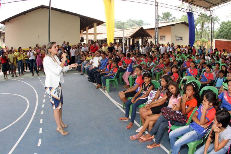 Um painel, no pátio da Escola Estadual de Ensino Médio Ruth Guimarães Ferreira, no distrito de Murinim, em Benevides, mostra 16 alunos da unidade aprovados nos últimos vestibulares. Desses, 12 irão estudar na Universidade Federal do Pará (UFPA). São os primeiros resultados de um processo que começou há nove meses, quando a escola entrou em reforma e ampliação. A nova “Ruth Guimarães Ferreira” foi entregue oficialmente nesta segunda-feira, 26, pelo governador Simão Jatene. Reformada e ampliada, a escola tem agora seis salas de aula; quatro laboratórios (multiuso, multidisciplinar, informática e de leitura); cozinha; refeitório e dispensa; quadra poliesportiva, vestiários feminino e masculino; área de convivência; sala para Atendimento Educacional Especializado (AEE) e acessos para pessoas com deficiência. Espaços de sobra para seus 892 alunos, distribuídos em três turnos do Ensino Médio. A obra custou R$ 2,446 milhões. Na foto, a prefeita de Benevides, uziane de Lima Solon Oliveira.
FOTO: CRISTINO MARTINS / AG. PARÁ
DATA: 26.03.2018
BENEVIDES - PARÁ <div class='credito_fotos'>Foto: Cristino Martins/Ag. Pará | <a href='/midias/2018/originais/b3a5c619-d2ae-4e72-9dfa-40bbb1e5ff25.jpg' download><i class='fa-solid fa-download'></i> Download</a></div>