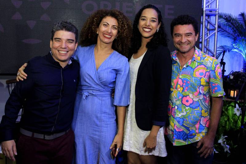 Uma noite para homenagear o samba produzido na Amazônia. Assim poder ser definido o lançamento da segunda temporada do programa "Amazônia Samba", que aconteceu na noite da terça-feira (6), na sede da empresa Máxima Segurança, em Belém. Artistas, convidados e servidores da Cultura Rede de Comunicação participaram do evento.
FOTO: CAMILA LIMA / ASCOM PORTAL CULTURA
DATA: 06.11.2018
BELÉM - PARÁ <div class='credito_fotos'>Foto: CAMILA LIMA / PORTAL CULTURA | <a href='/midias/2018/originais/b3a6c8b6-bfe7-4052-991b-e820f1ce3c2c.jpg' download><i class='fa-solid fa-download'></i> Download</a></div>