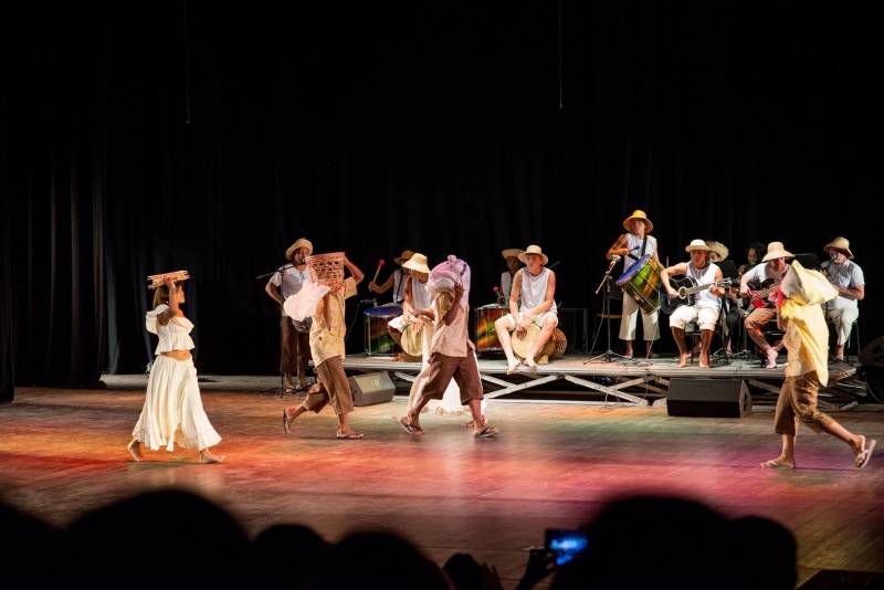 João*, de 17 anos, é natural de Bragança, nordeste do Pará. Há sete meses cumpre medida socioeducativa em uma unidade de internação do Estado após cometer um ato infracional no município onde reside. Mas na manhã desta terça-feira (5), em Belém, pôde vivenciar uma experiência inédita: participou de um espetáculo de teatro (foto) diante de dezenas de pessoas que se reuniram no Teatro Margarida Schivasappa, ao lado de outros 30 adolescentes e jovens privados de liberdade. Uma iniciativa pioneira no país que busca promover a ressocialização por meio da arte, fruto das atividades e oficinas pedagógicas realizadas dentro de espaços gerenciados pela Fundação de Atendimento Socioeducativo do Pará (Fasepa). “Eu nunca tinha vindo em um teatro e isso ficará marcado em mim”, disse o socioeducando. Tímido, ele revelou a vontade de deixar para trás os erros cometidos e seguir um futuro completamente novo, com os primeiros passos sendo dados hoje. “Isso despertou algo dentro de mim, pensar na minha vida e em sair do mundo das drogas. Quem sabe me tornar um ator?” divagou.

FOTO: FERNANDO SETTE / ASCOM IOE
DATA: 05.06.2018
BELÉM - PARÁ <div class='credito_fotos'>Foto: FERNANDO SETTE CÂMARA / ASCOM IOE   |   <a href='/midias/2018/originais/b3ae793e-d8df-487f-8ed4-cae3c50364e5.jpg' download><i class='fa-solid fa-download'></i> Download</a></div>