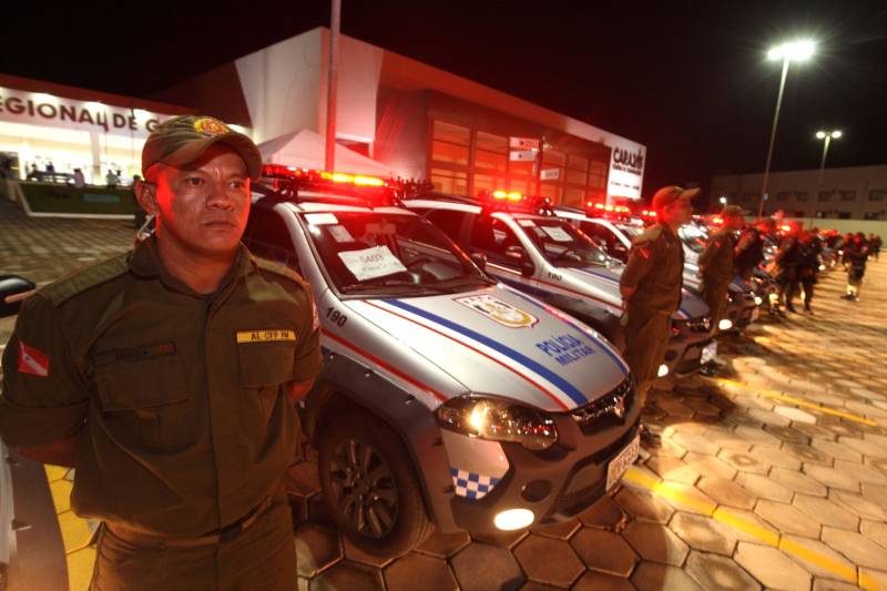O Governador do Estado, Simão Jatene, também entregou para a região mais de 90 viaturas (foto) , 65 caminhonetes e 27 carros utilitários (pálios weekend), com destaque para duas da patrulha rural e uma para ronda escolar específica para Marabá. O Secretário de Estado de Segurança Pública, Luiz Fernandes, ressaltou que os veículos vão substituir a frota nas regiões sul e sudeste. “Surgiu uma demanda do policiamento rural, e já uma semana depois, por determinação do governador, já trouxemos as viaturas e já temos o policiamento disponível para fazer esse patrulhamento, que vai iniciar na região sudeste, mas se estenderá para a região sul e nordeste do estado. Hoje estamos substituindo toda a frota de veículos da região sul e sudeste, além disso o governador determinou onde tiver policiamento vai ter uma viatura, e já foi apresentado para a região os novos policiais que tomaram posse, nós não temos mais nenhum município sem delegado”, pontuou. Outras conquistas citada pelo Secretário da SEGUP foi o aumento do Núcleo de Apoio à Investigação e a criação de um conselho regional para acompanhar as ações de segurança pública. FOTO: SIDNEY OLIVEIRA / AG. PARÁ DATA: 06.04.2018 MARABÁ - PARÁ <div class='credito_fotos'>Foto: Sidney Oliveira/Ag. Pará | <a href='/midias/2018/originais/b3af701f-0269-4898-914f-04fb24c32b0f.jpg' download><i class='fa-solid fa-download'></i> Download</a></div>
