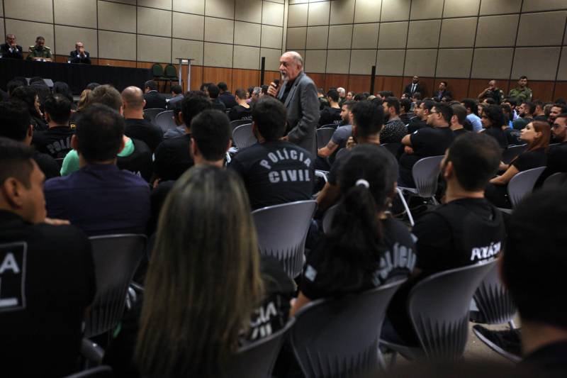 O Governo do Pará segue firme na política de prevenção e redução da criminalidade em todo o estado, com investimentos e o reforço de novos agentes que atuarão na segurança pública. Na tarde desta quinta-feira (22), os 474 aprovados em concurso público tomaram posse e receberam os equipamentos de trabalho. A cerimônia ocorreu no Hangar Convenções e Feiras da Amazônia, em Belém, e contou com a presença do governador Simão Jatene, entre outras autoridades.

FOTO: RODOLFO OLIVEIRA / AG. PARÁ
DATA: 22.03.2018
BELÉM - PARÁ <div class='credito_fotos'>Foto: Rodolfo Oliveira/Ag. Pará   |   <a href='/midias/2018/originais/b3bcb950-ec73-4089-a941-6667e7ed78e1.jpg' download><i class='fa-solid fa-download'></i> Download</a></div>