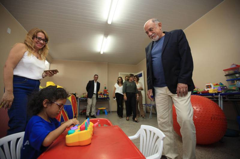 "Hoje vim para uma agenda de inauguração, mas vivi uma experiência de amor, que emana em cada ação dos alunos, professores, direção e de cada um que faz parte desta escola que se torna tão especial porque tem alma". A declaração foi feita pelo governador Simão Jatene (foto), nesta terça, 27, durante a inauguração da obra de reforma e ampliação da Escola Álvares de Azevedo, localizada no Bairro de Batista Campos, em Belém. O governador transformou a inauguração em uma grande confraternização. Passou a tarde na Escola e fez questão de cantar e dançar com os alunos, que expressaram muita gratidão pela obra. Atendendo atualmente 436 alunos, a “Álvares de Azevedo” é uma Unidade Especializada dedicada à educação de estudantes com deficiência visual, e que trabalha nos eixos da educação e da habilitação.
FOTO: MÁCIO FERREIRA / AG. PARÁ
DATA: 27.03.2018
BELÉM - PARÁ <div class='credito_fotos'>Foto: MÁCIO FERREIRA/ AG. PARÁ | <a href='/midias/2018/originais/b3c61544-652f-4662-b330-c942df5ddc6f.jpg' download><i class='fa-solid fa-download'></i> Download</a></div>