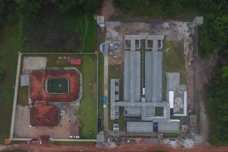 As obras da nova unidade prisional de Abaetetuba (foto) já estão em fase de conclusão. A nova casa penal terá capacidade para 306 internos e teve um custo de mais de R$ 10 milhões de reais. Os recursos contam com investimentos do Governo do Estado e também contrapartida do Fundo Penitenciário Nacional (Funpen), por meio do Ministério da Justiça. A nova unidade prisional contará com dois blocos carcerários, contendo 20 celas coletivas cada, sendo duas direcionadas à Pessoa com Deficiência (PCD). Terá ainda oito celas de isolamento, oito salas de visita íntima, consultório médico e odontológico, ambulatório, atendimento psicossocial, sala para tratamento penal, com apoio para advogados, Defensoria Pública e parlatório e contará também com três salas de aula, biblioteca e uma sala de informática.

FOTO: AKIRA ONUMA / ASCOM SUSIPE
DATA: 07.12.2018
ABAETETUBA - PARÁ <div class='credito_fotos'>Foto: Akira Onuma / Ascom Susipe   |   <a href='/midias/2018/originais/b3c686fa-e279-4931-82e9-6979e761e5c3.jpg' download><i class='fa-solid fa-download'></i> Download</a></div>