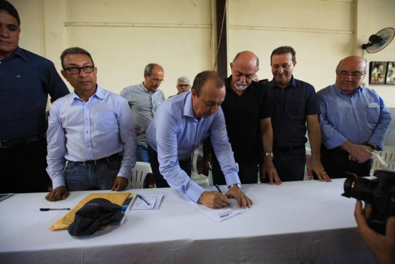"Hoje é uma nova história, um novo tempo", assim observou o diretor-presidente do Hospital Santa Casa de Misericórdia do município de Óbidos, na região do Baixo Amazonas, a respeito do termo de fomento assinado entre o Governo do Estado, por meio da Secretaria de Saúde Pública (Sespa), e a Associação de Caridade da Santa Casa que garantirá a conclusão da reforma e ampliação da unidade de saúde, orçada em R$ 3,6 milhões. A Santa Casa de Óbidos, unidade quase centenária, fundada em 07/07/1922, é uma das referências em saúde na região formada por municípios da margem esquerda do rio Amazonas. Gerida desde 2014 por uma congregação franciscana, a Santa Casa faz parte do processo de regionalização e descentralização da saúde, que vem sendo promovida pela atual gestão em todas as regiões de integração. Na foto, o titular da Sespa, Vítor Mateus.
FOTO: RODOLFO OLIVEIRA / AG. PARÁ
DATA: 09.03.2018
ÓBIDOS - PARÁ
<div class='credito_fotos'>Foto: Rodolfo Oliveira/Ag. Pará | <a href='/midias/2018/originais/b3c74e21-c802-43db-81f5-db5840d3e08b.jpg' download><i class='fa-solid fa-download'></i> Download</a></div>