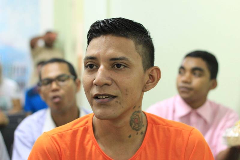 A Superintendência do Sistema Penitenciário do Estado (Susipe), por meio das diretorias de Assistência Biopsicossocial e de Reinserção Social, realizou nesta quinta-feira (13) a premiação do concurso de cartazes em alusão ao Dia "D" de Combate à Tuberculose – 15 de Dezembro -, instituído desde 2016 na Susipe. A data foi criada para ressaltar a necessidade de fomentar os procedimentos operacionais de controle da tuberculose e estabelecer um cronograma regular de atividades educativas em saúde (palestras, oficinas de arte e concursos), que sensibilize servidores e pessoas presas, para maior efetividade nas ações de controle da doença. Na foto, o interno Fábio Roberto.

FOTO: AKIRA ONUMA / ASCOM SUSIPE
DATA: 13.12.2018
BELÉM - PARÁ <div class='credito_fotos'>Foto: Akira Onuma / Ascom Susipe   |   <a href='/midias/2018/originais/b3c77799-9549-4280-a3a4-4743ee11f1d1.jpg' download><i class='fa-solid fa-download'></i> Download</a></div>