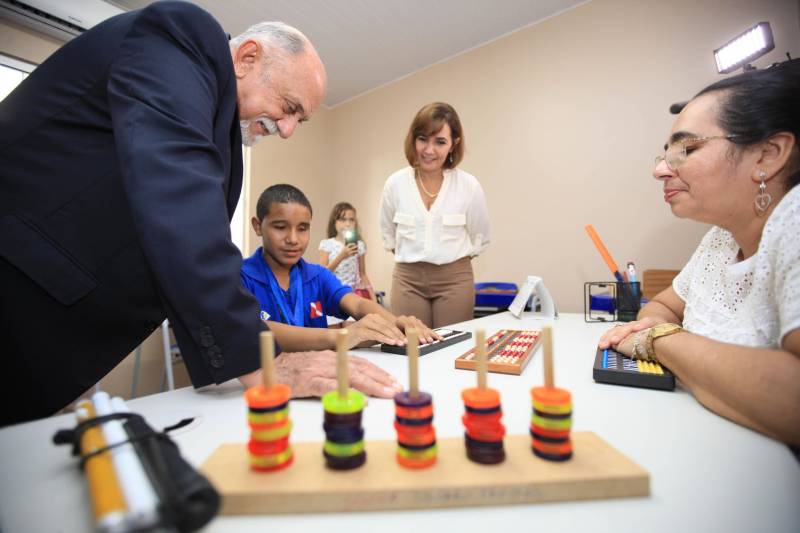 "Hoje vim para uma agenda de inauguração, mas vivi uma experiência de amor, que emana em cada ação dos alunos, professores, direção e de cada um que faz parte desta escola que se torna tão especial porque tem alma". A declaração foi feita pelo governador Simão Jatene (foto), nesta terça, 27, durante a inauguração da obra de reforma e ampliação da Escola Álvares de Azevedo, localizada no Bairro de Batista Campos, em Belém. O governador transformou a inauguração em uma grande confraternização. Passou a tarde na Escola e fez questão de cantar e dançar com os alunos, que expressaram muita gratidão pela obra. Atendendo atualmente 436 alunos, a “Álvares de Azevedo” é uma Unidade Especializada dedicada à educação de estudantes com deficiência visual, e que trabalha nos eixos da educação e da habilitação.
FOTO: MÁCIO FERREIRA / AG. PARÁ
DATA: 27.03.2018
BELÉM - PARÁ <div class='credito_fotos'>Foto: MÁCIO FERREIRA/ AG. PARÁ | <a href='/midias/2018/originais/b3ded058-4c68-4670-8a46-9d59da4e639d.jpg' download><i class='fa-solid fa-download'></i> Download</a></div>