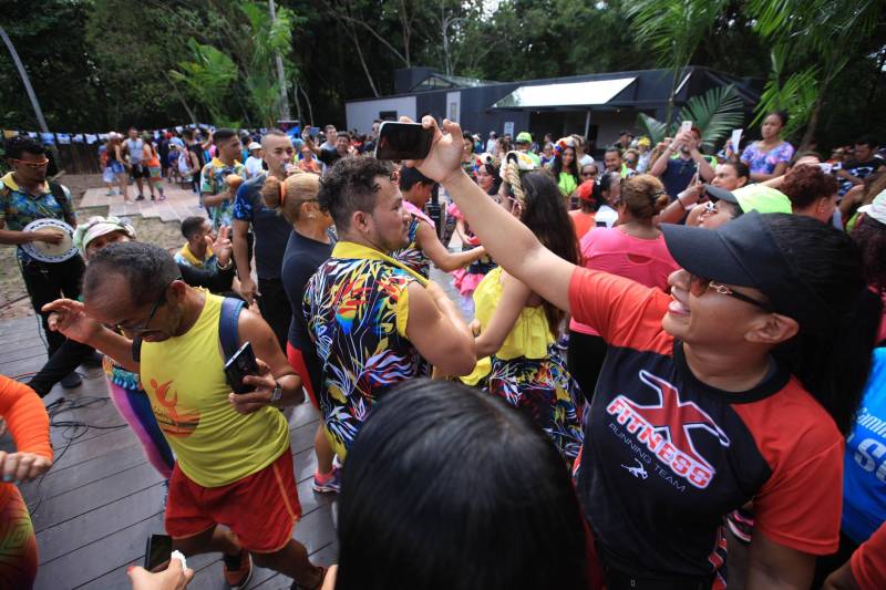 Uma reabertura feita a milhares de mãos. A fita inaugural colocada no inicio da trilha principal do Parque do Utinga foi rompida por mais de cinco mil pessoas ansiosas pelo inicio da caminhada, marcando o segundo dia da programação de reabertura do mais novo espaço paraense de lazer e interatividade com a natureza.
FOTO: MÁCIO FERREIRA / AG. PARÁ
DATA: 17.03.2018
BELÉM - PARÁ <div class='credito_fotos'>Foto: MÁCIO FERREIRA/ AG. PARÁ | <a href='/midias/2018/originais/b3ee936f-f8b5-4418-adf7-6fbb0524861e.jpg' download><i class='fa-solid fa-download'></i> Download</a></div>