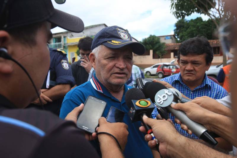 O governador Simão Jatene está no município de Bragança, nordeste do Estado, neste sábado (19), para visitar algumas das localidades atingidas pelas enchentes provocadas pelas chuvas do início da semana. A Defesa Civil Estadual está articulando as secretarias de Estado para atender às pessoas afetadas pelos alagamentos. Até o momento são três famílias desabrigadas e mais de três mil pessoas afetadas, principalmente na comunidade de Maranhãozinho. A prefeitura decretou estado de alerta. Uma sala de situação foi montada no município para o gerenciamento das ações que atendem às famílias. Na foto, o prefeito de Bragança, Raimundo Oliveira.
FOTO: RODOLFO OLIVEIRA / AG. PARÁ
DATA: 19.05.2018
BRAGANÇA - PARÁ <div class='credito_fotos'>Foto: Rodolfo Oliveira/Ag. Pará | <a href='/midias/2018/originais/b3f02c9e-faff-4b45-ac3d-13f112417947.jpg' download><i class='fa-solid fa-download'></i> Download</a></div>