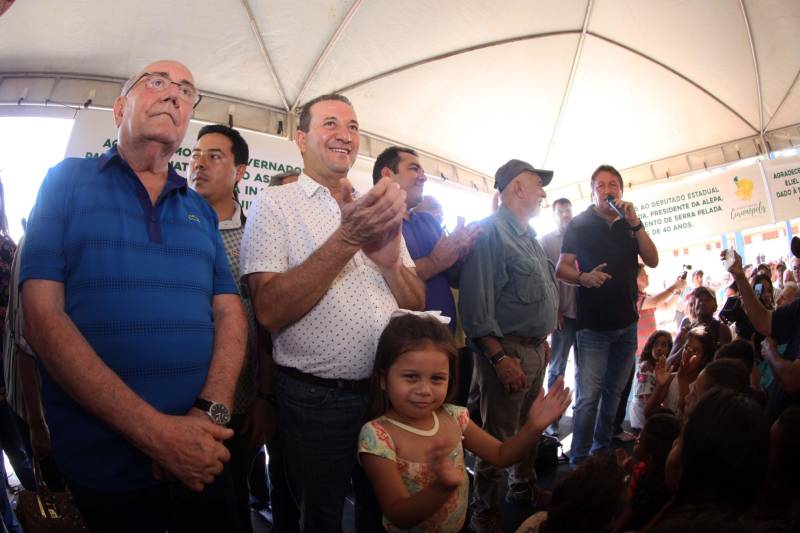 Também foram entregues nesta segunda (25) obras no distrito de Serra Pelada, em Curionópolis, sudeste do Estado. Uma das inaugurações foi a da Escola Estadual de Ensino Médio Joaquina Diamantina. A unidade de ensino teve investimento de R$ 220 mil em serviços nas redes elétrica e hidráulica, além de pintura, melhoria do forro e cobertura, assim como parte do piso, muro e calçada. Fundada em 1989, a escola foi praticamente reconstruída para atender com qualidade os 232 estudantes, nos turnos da tarde e à noite. São três salas de aula; bloco administrativo (sala da direção, sala dos professores e secretaria); uma copa cozinha, uma dispensa para armazenamento de alimentos da merenda escolar e banheiros masculino, feminino e de pessoa com deficiência (PCD). Em Curionópolis, o governador também entregou a pavimentação asfáltica de quatro quilômetros de vias urbanas, uma parceria com a Prefeitura de Curionópolis, dentro do Programa Asfalto na Cidade. Para esta obra, foram destinados R$ 1,7 milhão, que incluem serviços em terra, sub-base e base, pavimentação em CBUQ (Concreto Betuminoso Usinado a Quente) de três centímetros de espessura, meio-fio de concreto com lâmina d’água e sinalização horizontal. Curionópolis é um dos 99 municípios paraenses que assinaram com o governo o Termo de Asfalto, sendo que 33 já iniciaram as obras. Somados, os termos garantirão 529,6 km de pavimentação de vias urbanas – um investimento total de quase R$ 255 milhões do Tesouro Estadual.
FOTO: THIAGO GOMES / AG. PARÁ
DATA: 25.06.2018
CURIONÓPOLIS - PARÁ <div class='credito_fotos'>Foto: Thiago Gomes /Ag. Pará | <a href='/midias/2018/originais/b4025693-e0ae-437f-b778-7a810863e38d.jpg' download><i class='fa-solid fa-download'></i> Download</a></div>