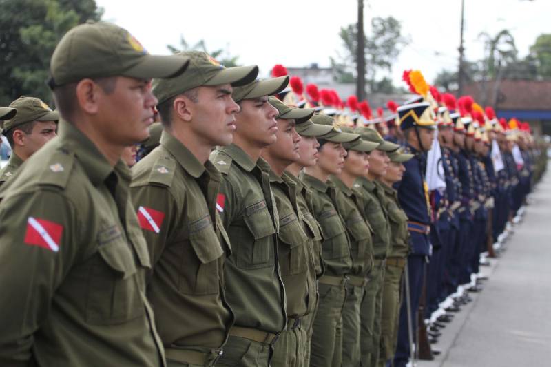 A cerimônia pelo Dia de Tiradentes, patrono das polícias militares do Brasil, este ano, no Pará, teve um toque especial. Na manhã desta quinta-feira, 20, no Comando Geral da Polícia Militar do Estado, foram oficializadas as promoções de 539 policiais e entregues 170 novos veículos para a corporação. O governador Simão Jatene participou da cerimônia. A frota vai ajudar no combate à criminalidade na região metropolitana de Belém e interior do estado. Dos 170 veículos entregues para reforçar o policiamento, 60 são motocicletas, 60 viaturas modelo Palio Weekend com cela e 50 Pick-ups, com cela, todos em regime de locação, que serão somados à frota. Serão investidos mensalmente 4 milhões de reais. As 539 promoções beneficiam policiais militares da capital e do interior do estado, sendo 462 praças e 77 oficiais. “Eu me sinto lisonjeada e quero chegar à capitã”, disse Rejane Santa Brígida Miranda, promovida de soldado a cabo. “Fico feliz também por termos um plano seguro, de carreira e me sinto prestigiada na carreira que escolhi”, completou Rejane.
FOTO: CRISTINO MARTINS / AG PARÁ
DATA:20.04.2018
BELÉM - PARÁ <div class='credito_fotos'>Foto: Cristino Martins/Ag. Pará | <a href='/midias/2018/originais/b4083eaf-7efe-4590-ac2b-4c68995c7c19.jpg' download><i class='fa-solid fa-download'></i> Download</a></div>