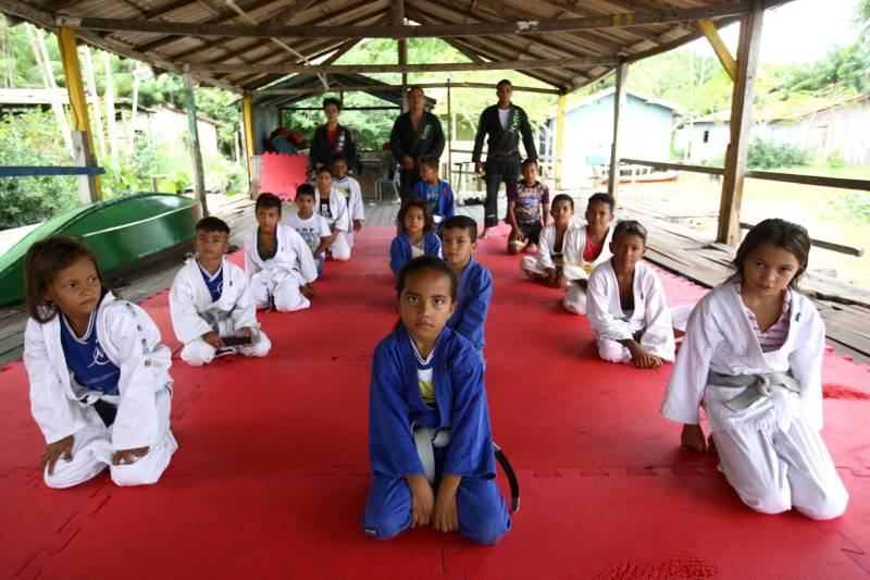 Na ilha de Urubuoca, 60 alunos do ensino fundamental, praticam artes marciais cujos instrutores são os próprios policiais da companhia. É o projeto “Ribeirinhos da Paz” constituído pelo Grupamento da Polícia Militar. O atendimento das comunidades já recebeu o reconhecimento de várias instituições, e recebe visitas de policiais de outras corporações, e atletas que se identificam com o projeto, como exemplo Michel Trator e referências do jiu-jitsu.
FOTO: MARCELO LELIS / AG. PARÁ
DATA: 27.04.2018
BELÉM - PARÁ <div class='credito_fotos'>Foto: Marcelo Lelis / Ag. Pará | <a href='/midias/2018/originais/b40a9935-0eac-49e4-871d-e623c41cea30.jpg' download><i class='fa-solid fa-download'></i> Download</a></div>