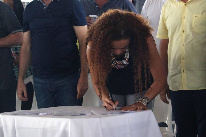 Rio Maria estava já estava em festa pelos 36 anos de emancipação política, comemorados em 13 de maio. Na feira coberta, espaço para grandes eventos, havia palco, praça de alimentação e espaços de entretenimento, e também para a cerimônia de assinatura de convênios (foto) entre o Governo do Pará e a Prefeitura.
FOTO: ANTONIO MACEDO / DIVULGAÇÃO
DATA: 12.05.2018
RIO MARIA - PARÁ <div class='credito_fotos'>Foto: ANTONIO MACEDO / DIVULGAÇÃO | <a href='/midias/2018/originais/b40b815b-6dac-4a3f-bfe8-ecfcc919400c.jpg' download><i class='fa-solid fa-download'></i> Download</a></div>