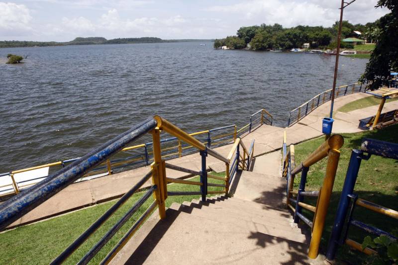 O distrito de Alter do Chão, destino turístico internacional onde fica a praia que já foi eleita a mais bonita do Brasil, recebe investimentos do governo do Estado nas áreas de infraestrutura e saneamento básico. O governador Simão Jatene, que cumpre agenda em três municípios do oeste paraense nesta sexta-feira (9) e sábado (10), assinou nesta sexta a ordem de serviço que autoriza o início da construção do novo sistema de abastecimento de água da vila, localizada a cerca de 28 quilômetros de Santarém. Orçada em R$ 11 milhões, a obra vai levar água de qualidade aos mais de sete mil habitantes da comunidade. Com o novo sistema de captação e tratamento de água, a meta é alcançar 100% dos imóveis no distrito. Segundo o presidente da Companhia de Saneamento do Pará (Cosanpa), Cláudio Conde, a obra é uma implantação pioneira em Alter do Chão, já que será o primeiro sistema do tipo fora de um núcleo urbano. O contrato com a empresa executora foi assinado na quinta-feira (8). A previsão é que os trabalhos sejam iniciados imediatamente e concluídos no prazo de 18 meses.
FOTO: THIAGO GOMES / AG. PARÁ
DATA: 09.03.2018
SANTARÉM - PARÁ <div class='credito_fotos'>Foto: Thiago Gomes /Ag. Pará | <a href='/midias/2018/originais/b40bd987-df13-456b-a4e1-daf8147b909b.jpg' download><i class='fa-solid fa-download'></i> Download</a></div>