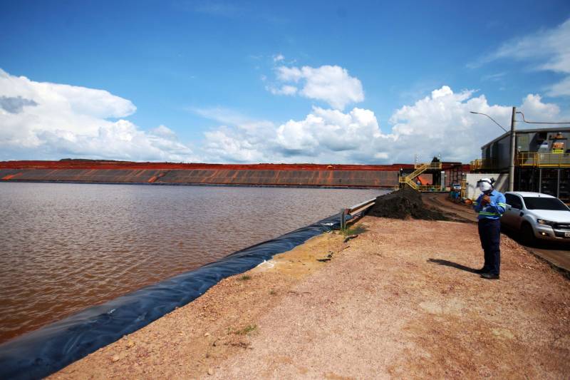 Iniciou neste sábado, 24, o prazo que o Governo do Estado deu para que a empresa de alumínio Hydro Alunorte adote procedimentos e mecanismos seguros ambientalmente, a fim de que as bacias de resíduos da empresa baixem os níveis em pelo menos um metro – o que é definido tecnicamente como padrão de segurança com comprovação permanente da redução e manutenção dos níveis. Uma equipe de fiscalização da Secretaria de Estado de Meio Ambiente e Sustentabilidade (Semas) está no município para fazer o monitoramento dos níveis das bacias do sistema de tratamento dos rejeitos da Bauxita. "Vamos montar equipes para, de duas em duas horas, avaliar o nível das bacias. Em caso de chuva o monitoramento será feito de uma em uma hora", explicou Rejiane Santos, geóloga da Diretoria de Licenciamento Ambiental da Semas.
FOTO: IGOR BRANDÃO / AG PARÁ
DATA: 24.02.2018
BELÉM - PARÁ <div class='credito_fotos'>Foto: IGOR BRANDÃO / AG. PARÁ | <a href='/midias/2018/originais/b4130bb5-7a8d-4fdf-a028-2b28d1cfc6de.jpg' download><i class='fa-solid fa-download'></i> Download</a></div>