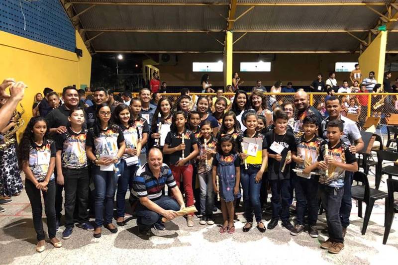 Salinas, na região nordeste do Pará, recebeu no fim de semana, o Painel Funarte de Bandas de Música, evento realizado há sete anos em parceria entre a Fundação Carlos Gomes (FCG) e a Fundação Nacional de Artes (Funarte). Criado há mais de 40 anos, o evento promove a capacitação de instrumentistas que integram bandas de música, contribuindo para a preservação dessa rica tradição musical brasileira.
FOTO: WALDA MARQUES FCP
DATA: 19.11.2018
SALINAS - PARÁ <div class='credito_fotos'>Foto: WALDA MARQUES / ASCOM FCG | <a href='/midias/2018/originais/b41af185-c4e0-4dc0-8180-b4b8b7b62ea7.jpg' download><i class='fa-solid fa-download'></i> Download</a></div>