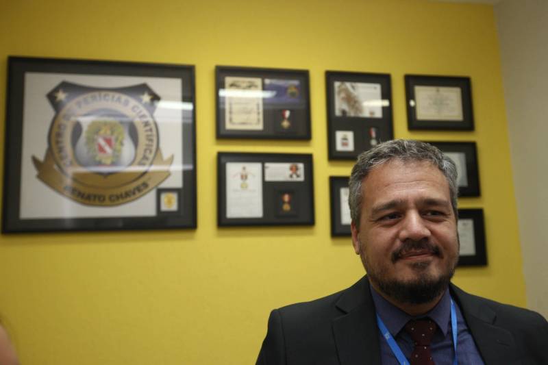 “O nível da perícia paraense é muito bom, sobretudo na polícia científica, eles têm muitos conhecimentos e são muito interessados em assimilar as nossas novas técnicas” A opinião é de Sebastian Valentim, major que há 10 anos atua na brigada criminal de Paris. Sebastiam é um dos dois peritos franceses, agentes da Polícia do Brigade Criminelle e do Service Régionale d'Identité Judiciaire, que estão dando aulas de qualificação durante esta Semana de Intercâmbio de Investigação Criminal: Brasil x França - O Local de Homicídio em Evidência. O evento começou na segunda-feira e vai até sexta, com aulas práticas e teóricas. “Esse treinamento é fruto de um programa do Governo do Estado e CPC, de aproximação com as embaixadas, buscando a capacitação através da expertise desses países que têm uma tecnologia e protocolos de administração avançados”, disse Mário Guzzo (foto), coordenador da capacitação.
FOTO: MARCELO LELIS / AG. PARÁ
DATA: 25.04.2018
BELÉM - PARÁ <div class='credito_fotos'>Foto: Marcelo Lelis / Ag. Pará | <a href='/midias/2018/originais/b41f19cd-85ab-4f36-90f9-dfa3ea3fcee0.jpg' download><i class='fa-solid fa-download'></i> Download</a></div>