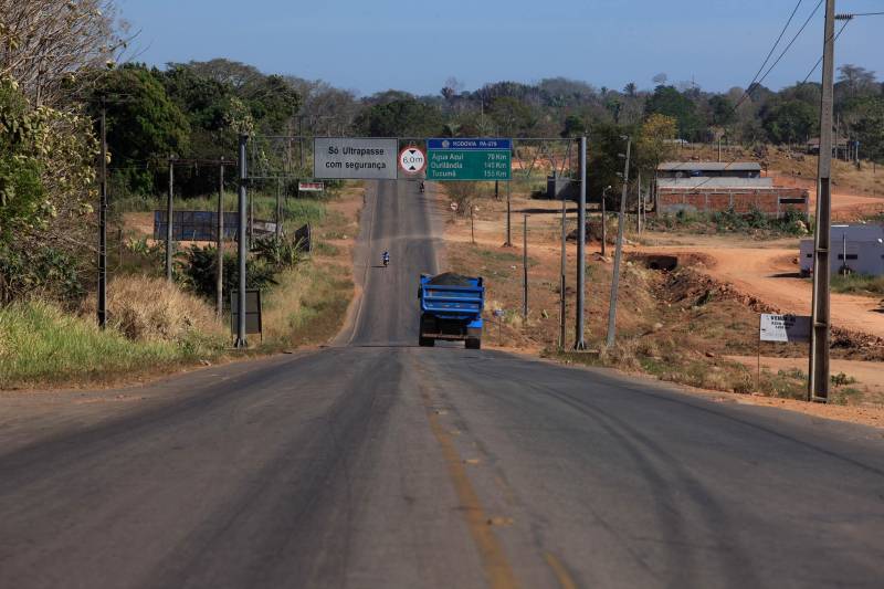 Quem estiver em Marabá e quiser embarcar em uma aventura mais ao sul poderá seguir rumo ao município de Xinguara, que fica a 245 quilômetros de Marabá ou 920 km de Belém. Saindo de Marabá o motorista deve pegar a BR – 155 passando pelos municípios de El Dourado dos Carajás e Sapucaia. A região tem um pouco do gosto e influência de Minas Gerais, Goiás e Tocantins, e ainda, é banhada na sua fronteira a leste pelo rio Araguaia, onde surge a praia do Pontão durante o verão. Na foto, a PA 279 que foi completamente reformada pelo Governo do Estado e já está fase final com o a pavimentação na avenida central de Xinguara, que também receberá uma nova iluminação.
FOTO: MÁCIO FERREIRA / AG. PARÁ
DATA: 30.07.2016
XINGUARA - PARÁ <div class='credito_fotos'>Foto: Agência Pará | <a href='/midias/2018/originais/b420406e-a1a5-4fa8-8a34-3826e7513f4a.jpg' download><i class='fa-solid fa-download'></i> Download</a></div>