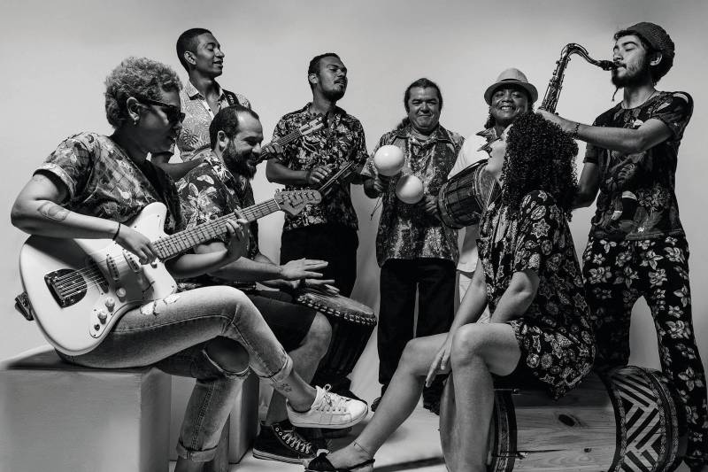 Os artistas Tula Tânia, A Troca, Azul Dossel, Caruana, DK, Toni Link, Inesita, Orquestra Pau e Cordista de Carimbó (foto), Gael Conhece o Mar e Pelé do Manifesto e Everton MC prometem novidades para o público durante o show da Mostra Protótipo nesta quinta-feira (21), às 19h, no Teatro Cláudio Barradas, em Belém.
FOTO: ESTÚDIO TEREZA E ARYANNE DE FOTOGRAFIA / DIVULGAÇÃO
DATA: 19.06.2018
BELÉM - PARÁ <div class='credito_fotos'>Foto: ESTÚDIO TEREZA E ARYANNE DE FOTOGRAFIA / DIVULGAÇÃO | <a href='/midias/2018/originais/b42e3b7c-da9e-466b-9e8f-78471a509cd7.jpg' download><i class='fa-solid fa-download'></i> Download</a></div>